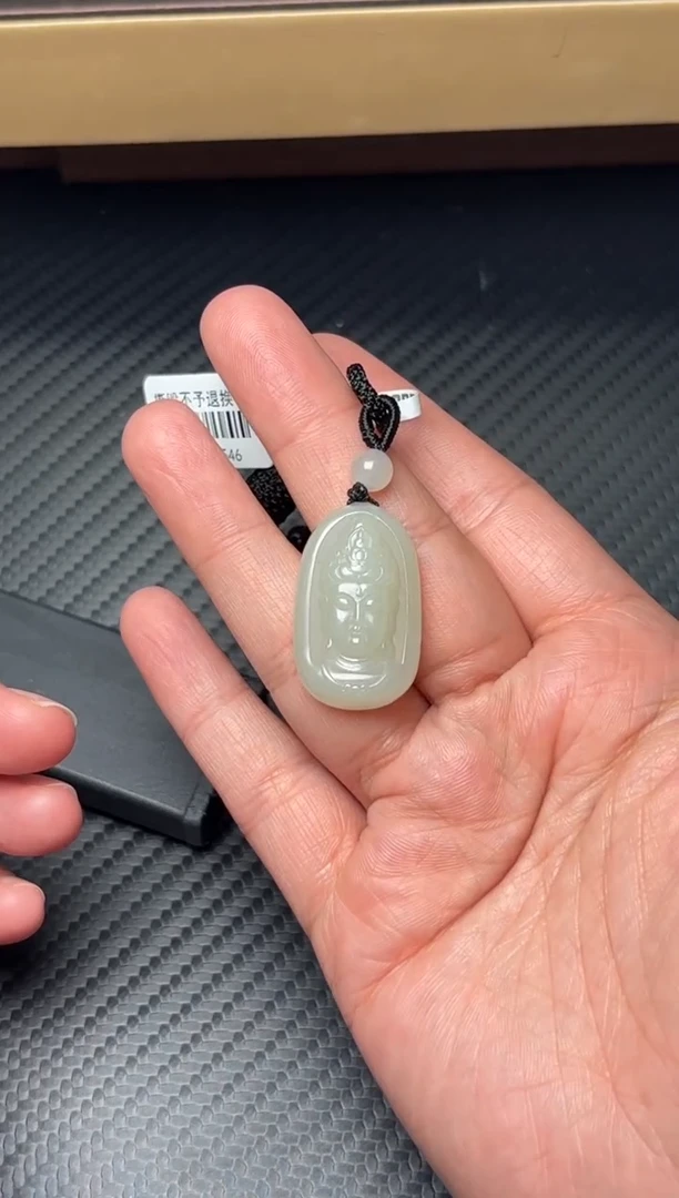 吊坠(赠链)未镶嵌和田玉且末近矿微色差吊坠