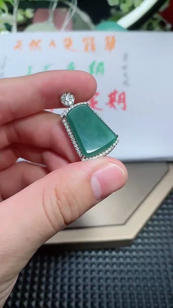 【闪购商品】翡翠颈饰18K金镶嵌天然A货翡翠多样性发货发其一