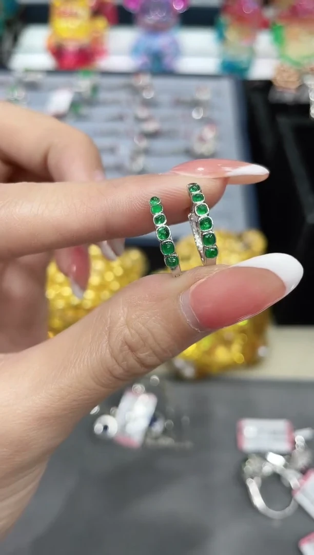 耳饰18K金镶嵌祖母绿耳饰