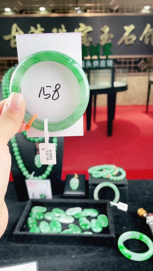 未镶嵌手镯石英质玉（非洲翠）微瑕一经发货运费不退介意勿拍