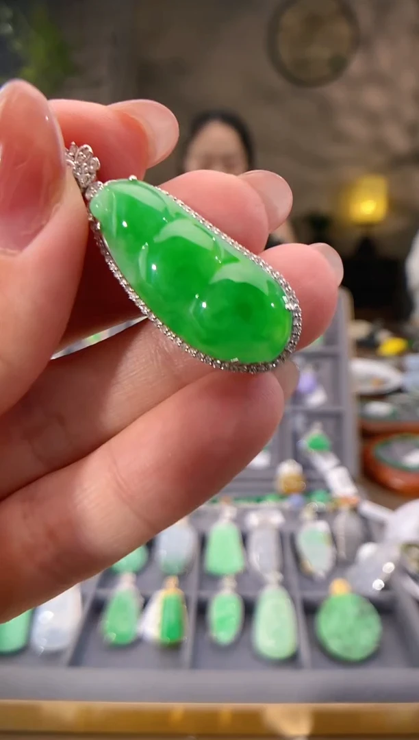 吊坠(不含链)18K金镶嵌翡翠豆子