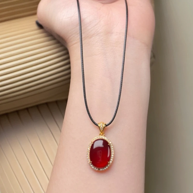 天然血珀鸽子蛋吊坠