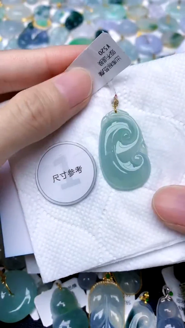 颈饰18K金镶嵌翡翠天然A货翡翠