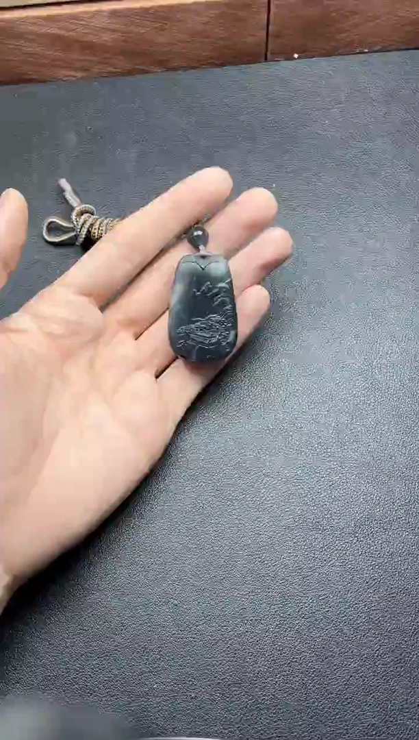 吊坠(赠链)未镶嵌和田玉若羌微色差吊坠