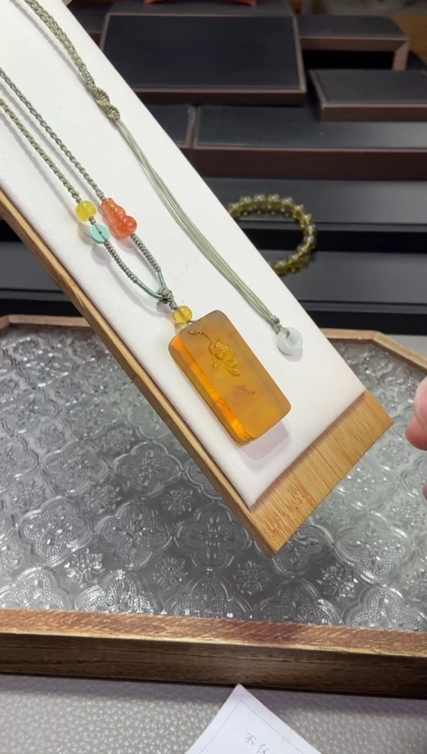 琥珀颈饰未镶嵌莲花吊坠