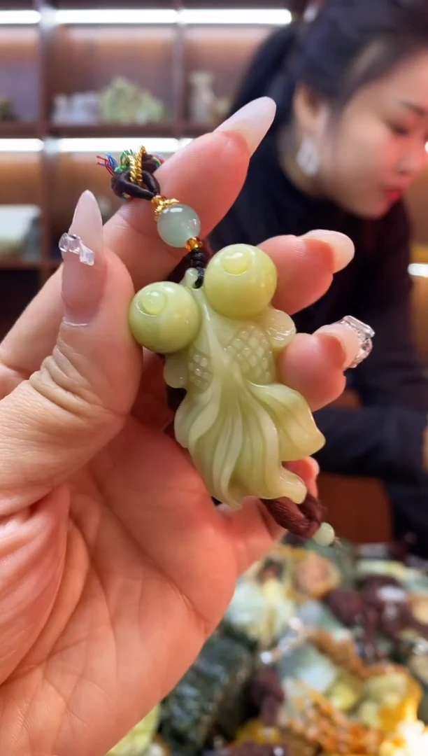 未镶嵌蛇纹石玉吊坠