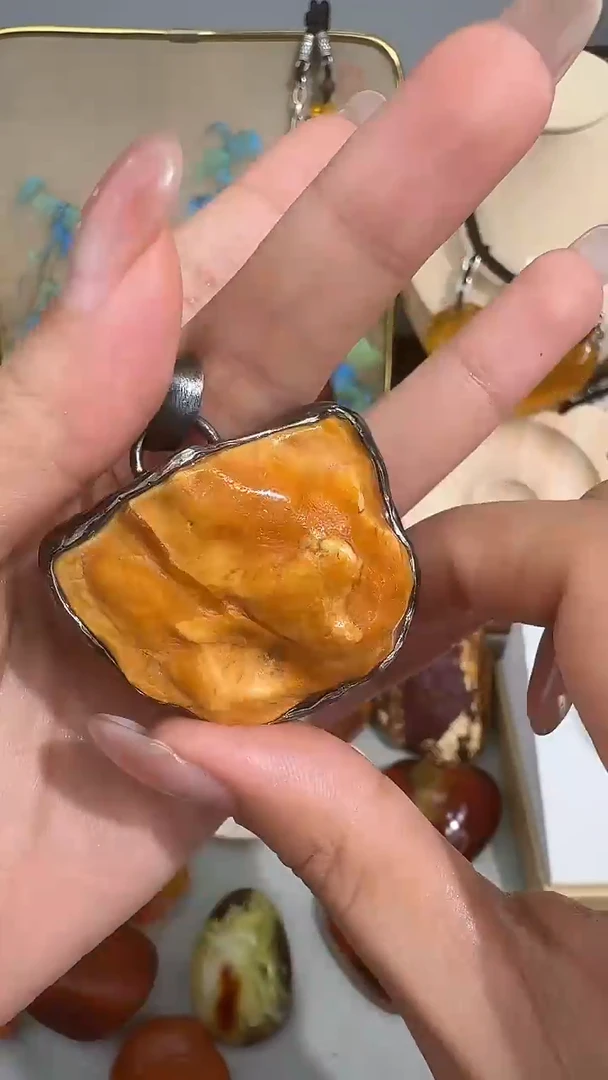 未镶嵌琥珀裸石琳*?琥珀