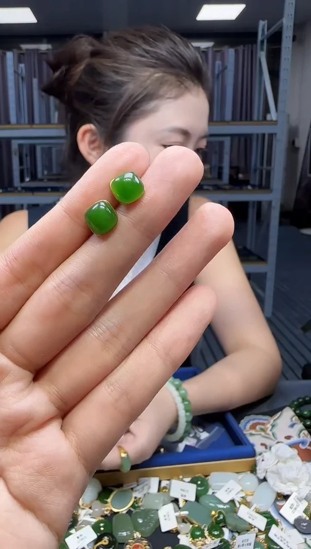 和田玉18K金镶嵌耳饰1