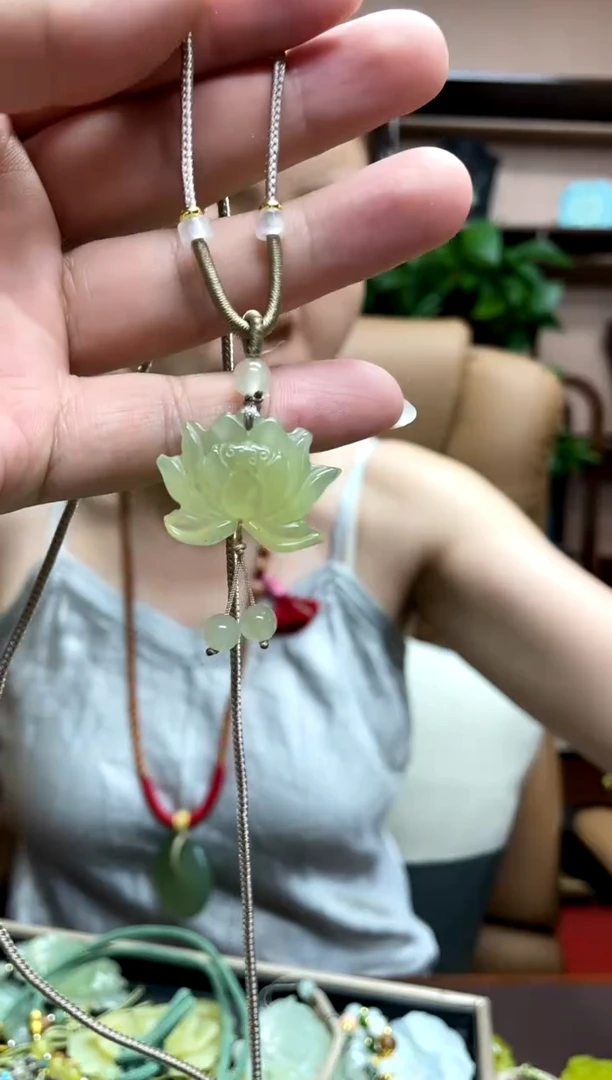 岫玉未镶嵌吊坠·