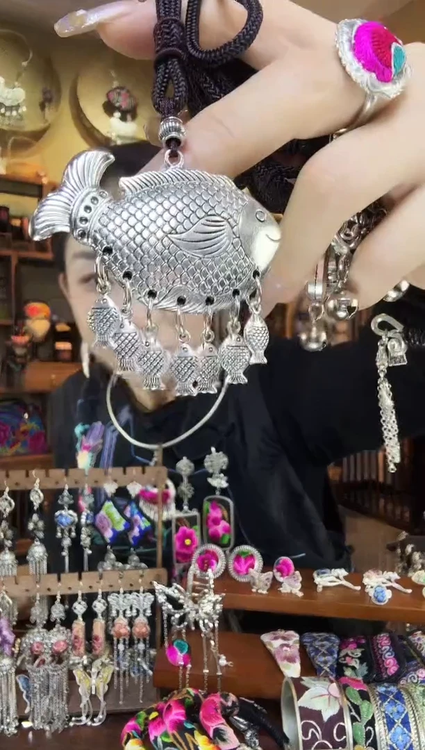 刺绣非遗刺绣民族风吊坠