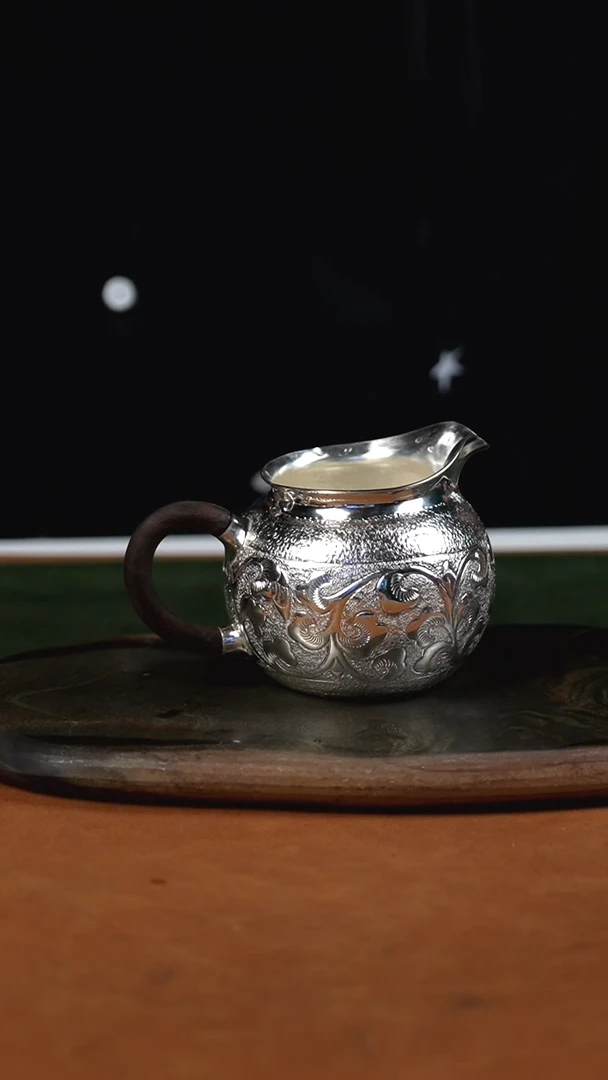 手工锤纹缠枝莲公道杯