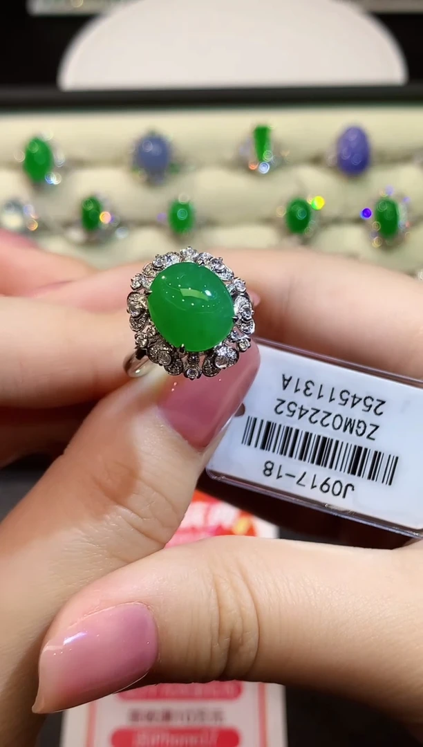 18K金镶嵌戒指翡翠多样性发其一