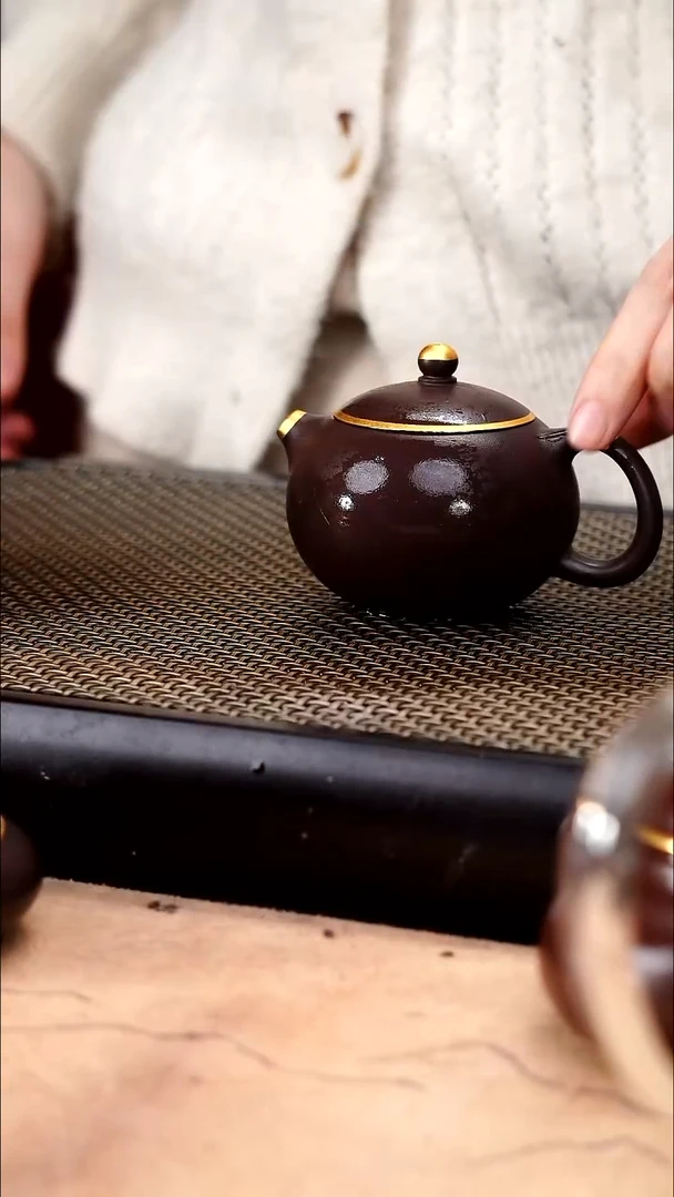 茶壶紫砂四号井茄皮紫泥描金小西施130cc