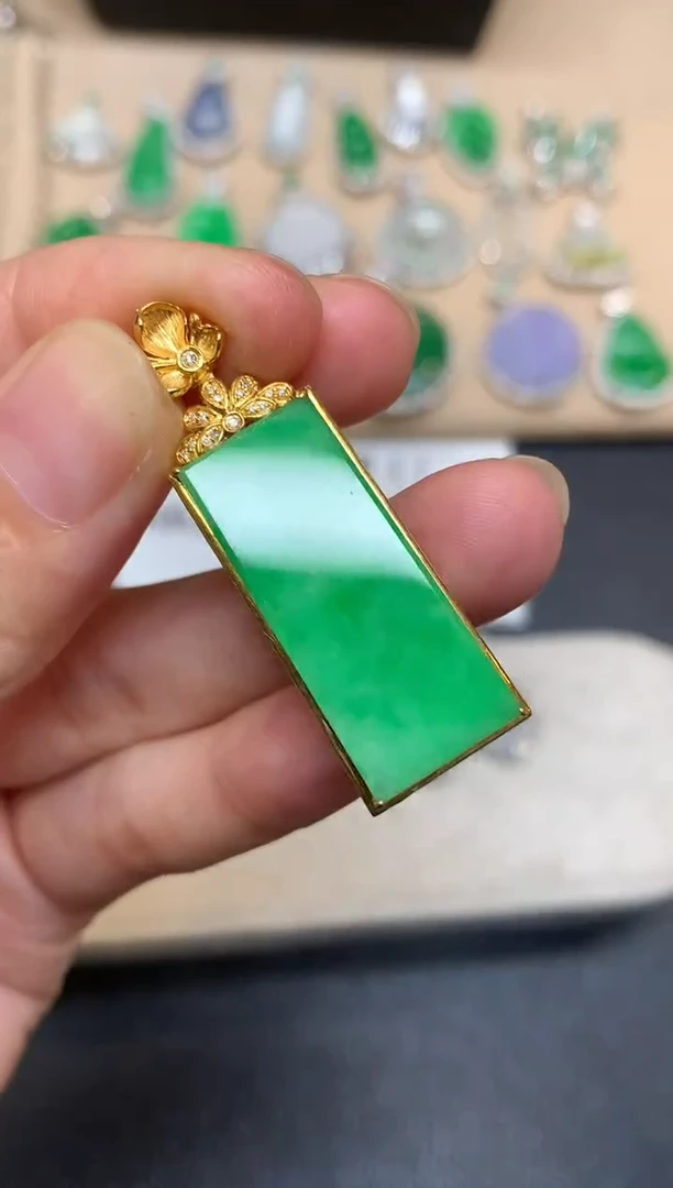 颈饰18K金镶嵌翡翠无事牌【无服务费