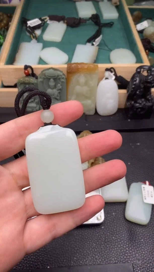 颈饰未镶嵌和田玉官帽牌