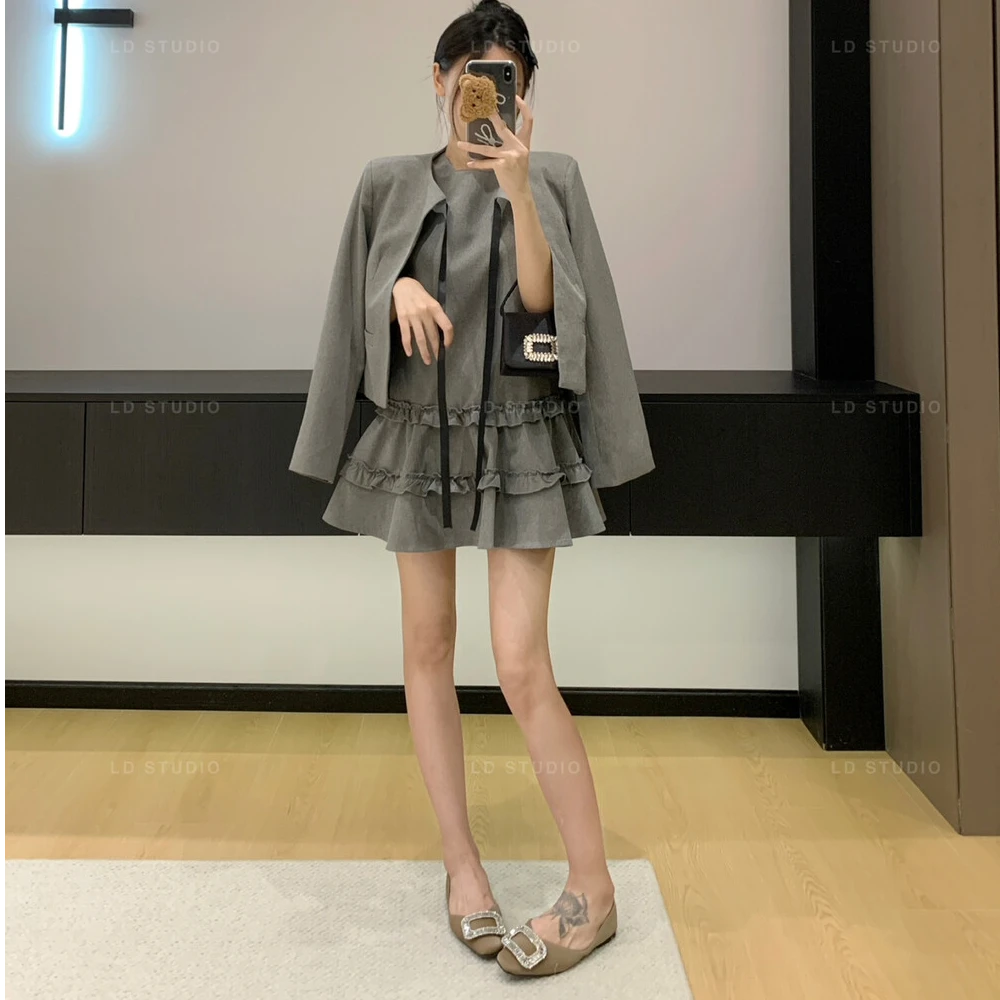 超爱的一套超嗲的酷飒风高级感短外套+木耳边设计背心两件套套装