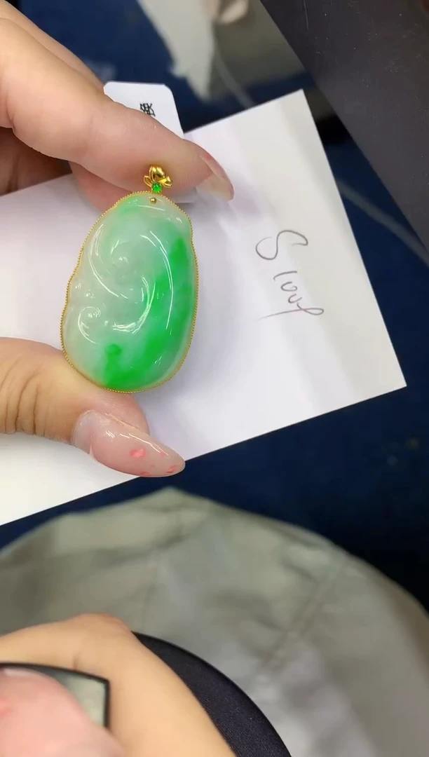 翡翠18K金镶嵌颈饰缅甸天然翡翠A货