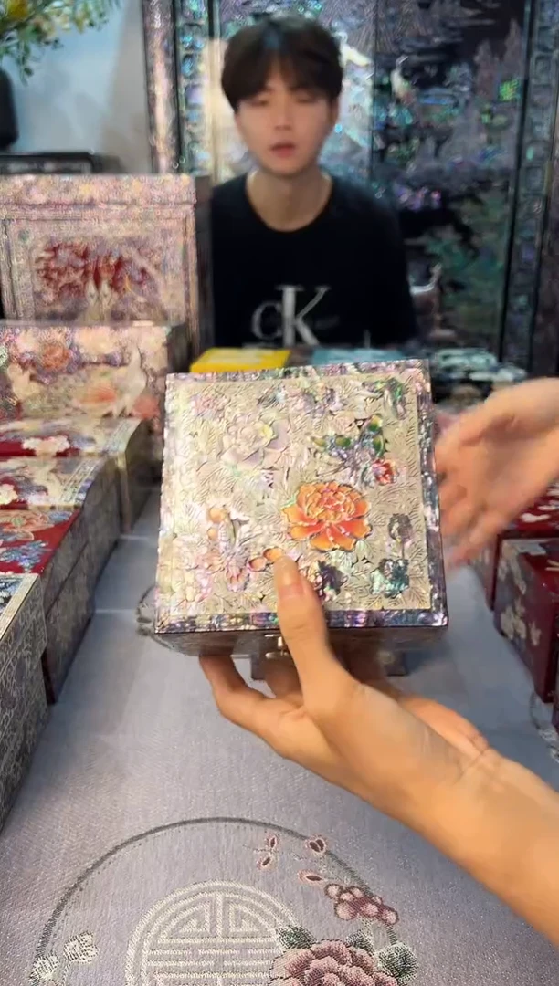 紫边黑底弘贝雅螺钿漆器文化馆