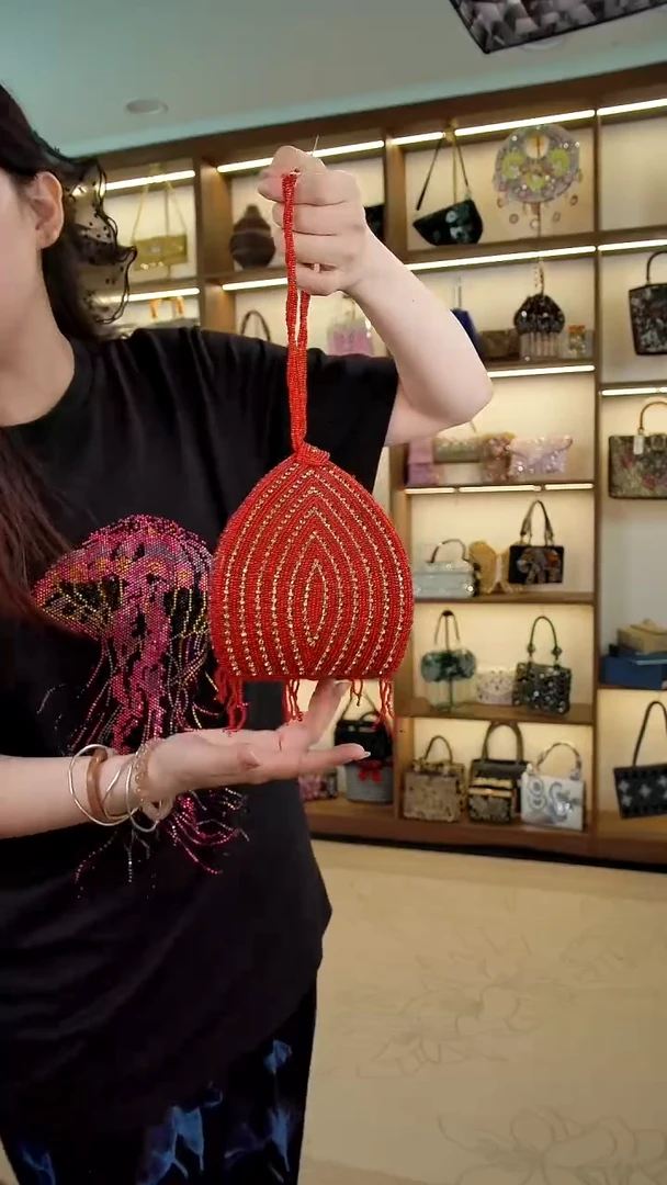 织绣百格汇手工串珠包