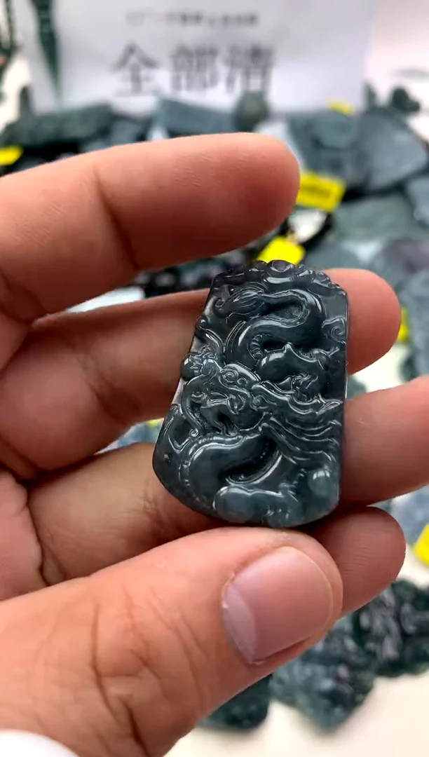 翡翠未镶嵌颈饰龙牌