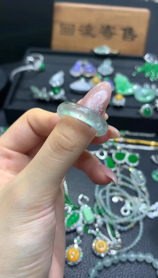 未镶嵌戒圈翡翠奥****飞尾款