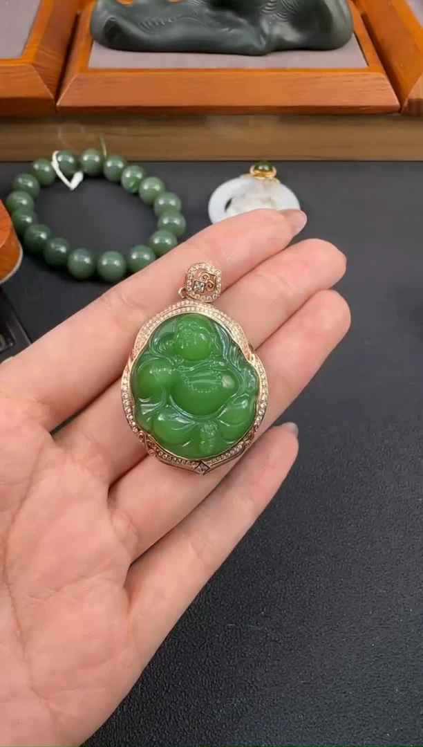 颈饰18K金镶嵌和田玉阿**I1