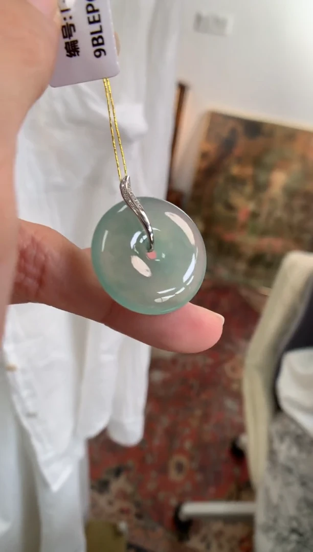 翡翠18K金镶嵌颈饰平安扣