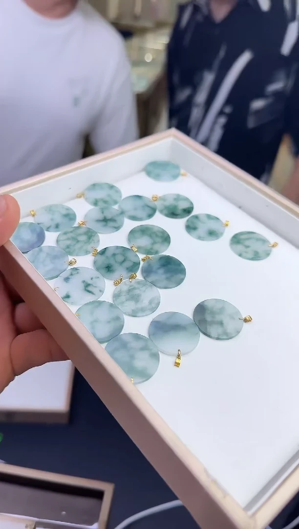 翡翠18K金镶嵌颈饰33723（多样性发货一个）