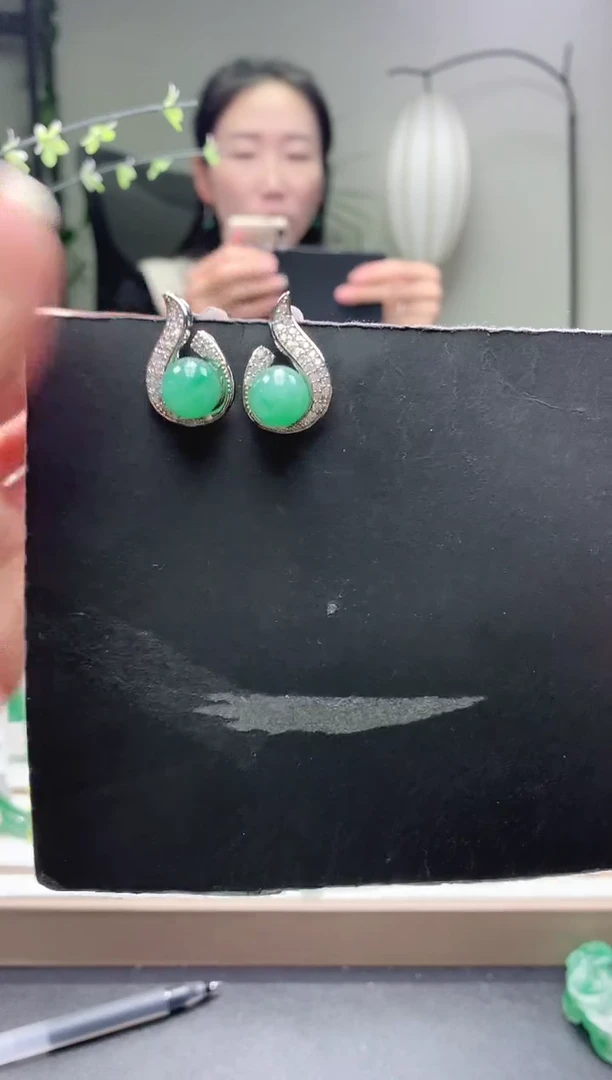 颈饰未镶嵌石英质玉耳钉