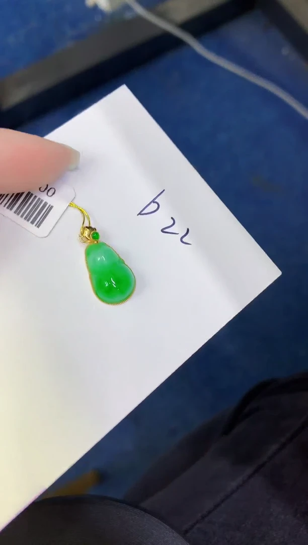 颈饰18K金镶嵌翡翠缅甸天然翡翠A货