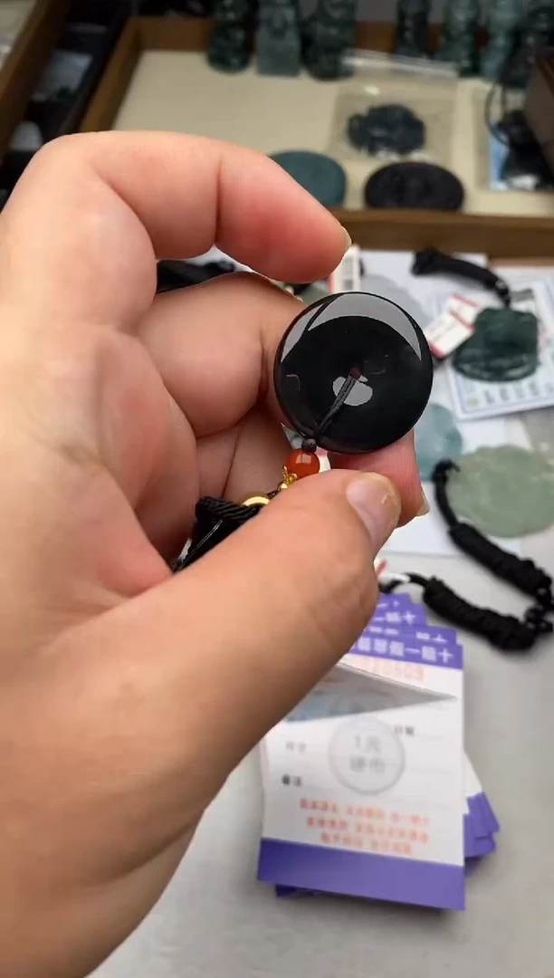 翡翠未镶嵌颈饰多样性发其一