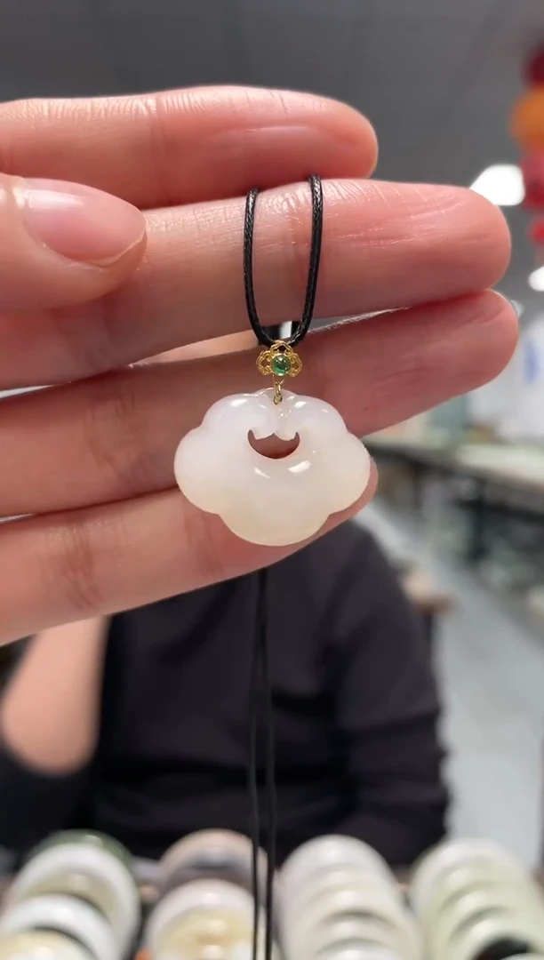 颈饰18K金镶嵌和田玉锁挂件一件