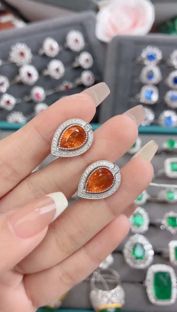 18K金镶嵌耳饰石榴石（芬达石）-6.12克拉