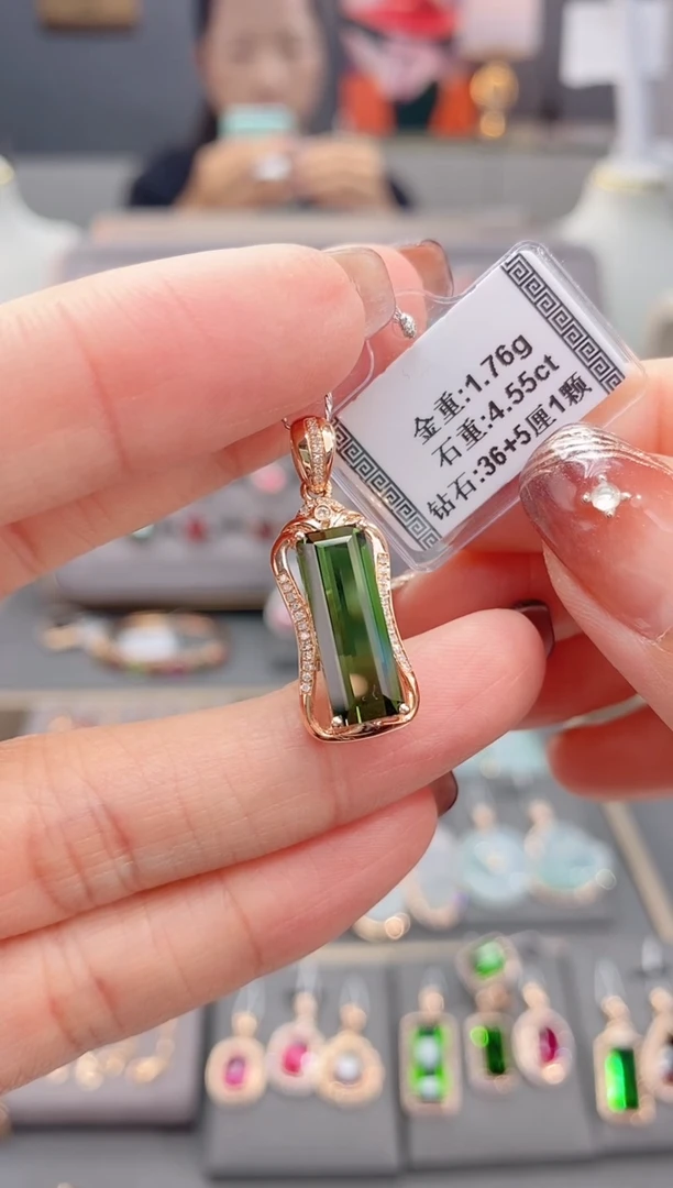 颈饰18K金镶嵌碧玺4.55