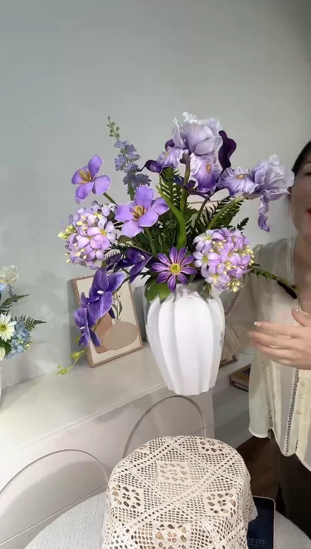 紫色花束+白色贵妃陶瓷花瓶一套。新品上新福利