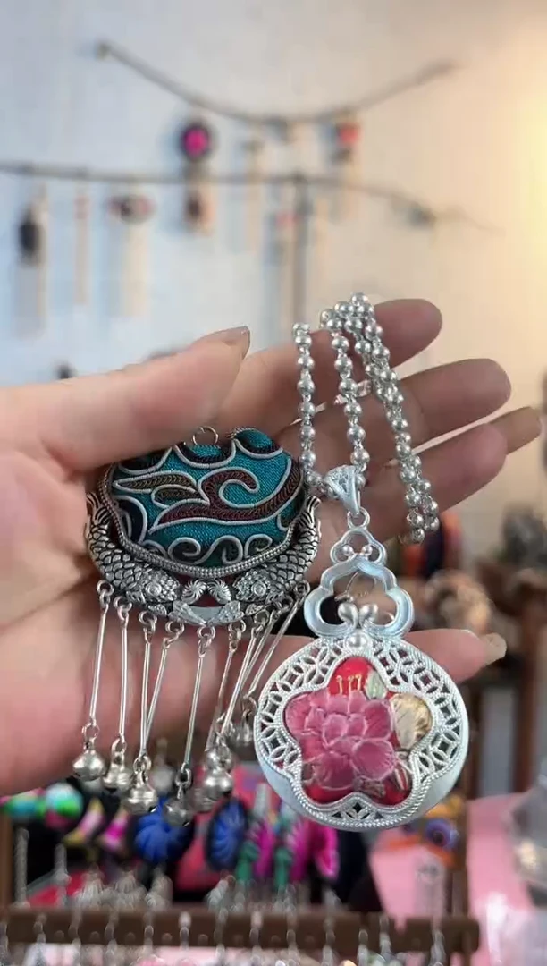 织绣彩云南阁非遗老绣饰品038