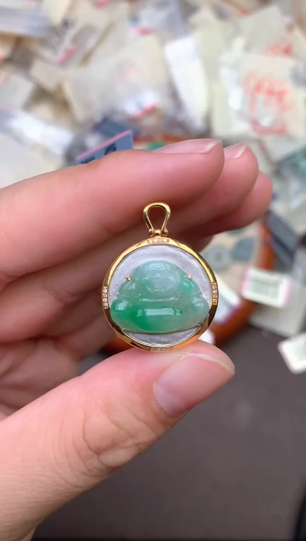 18K金镶嵌挂件翡翠 —