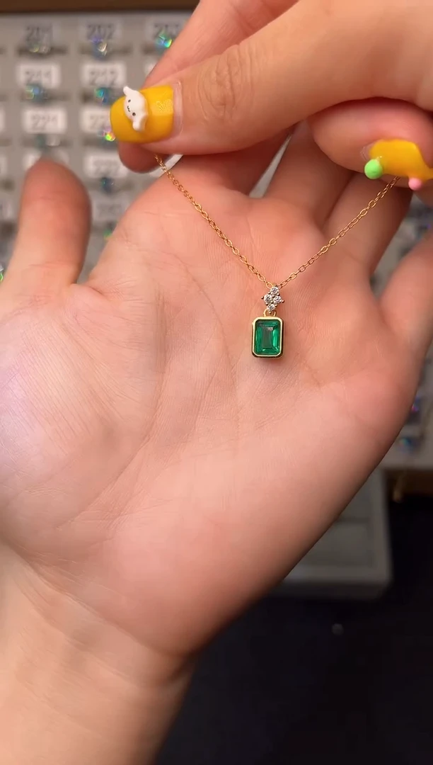 银S925镶嵌吊坠(赠链)祖母绿111