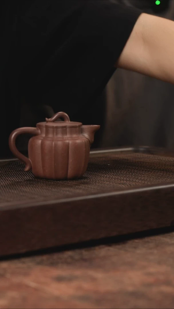 宜兴紫砂鸣远菱花