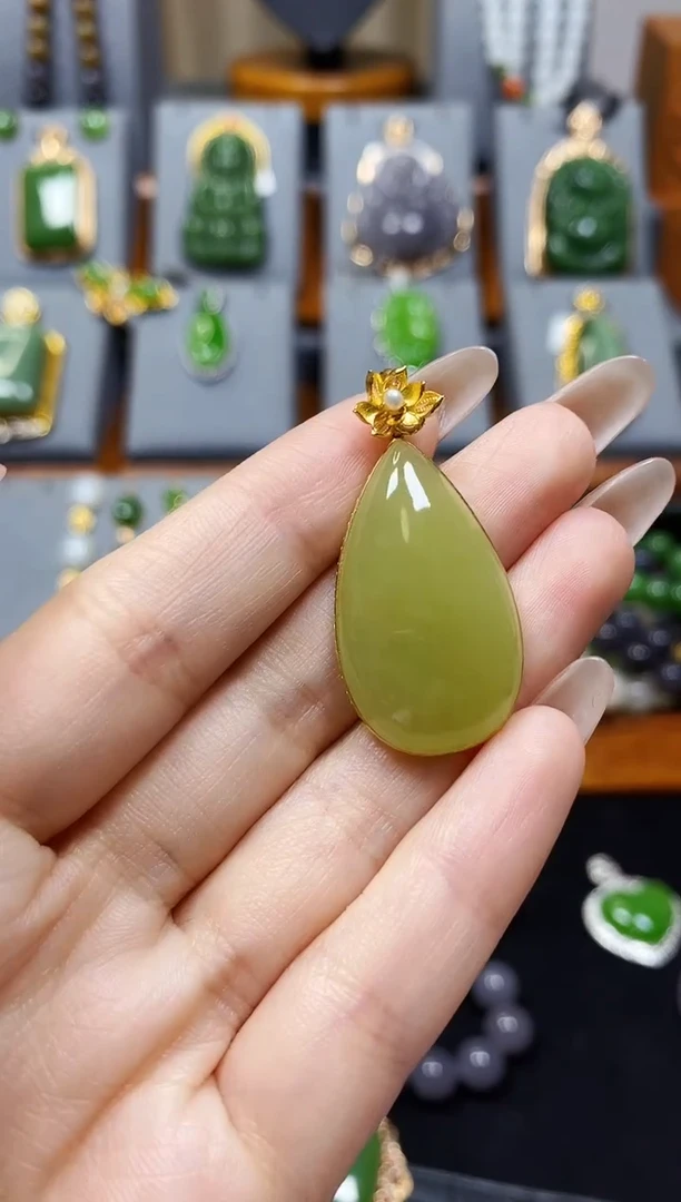 【闪购商品】和田玉黄口水滴吊坠18K金镶嵌*