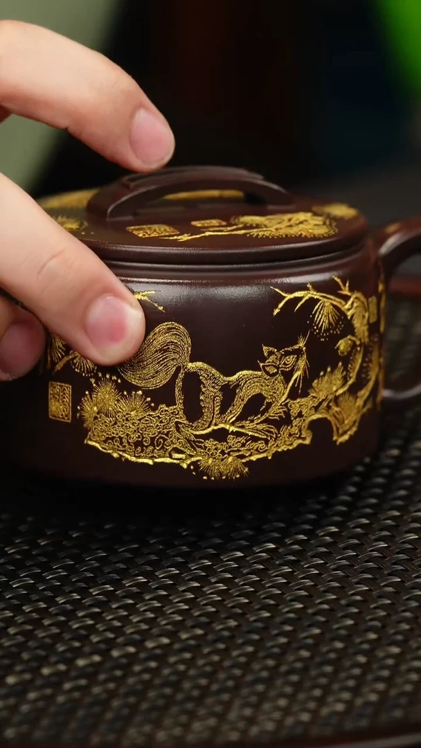 茶壶紫砂天星泥 汉瓦 松鼠描金