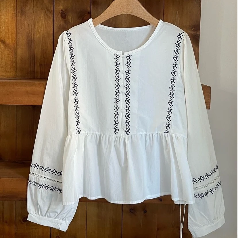 小咖甄选-复古风刺绣镂空勾花衬衣3017