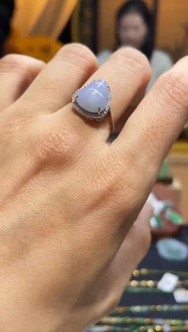 颈饰未镶嵌翡翠戒指