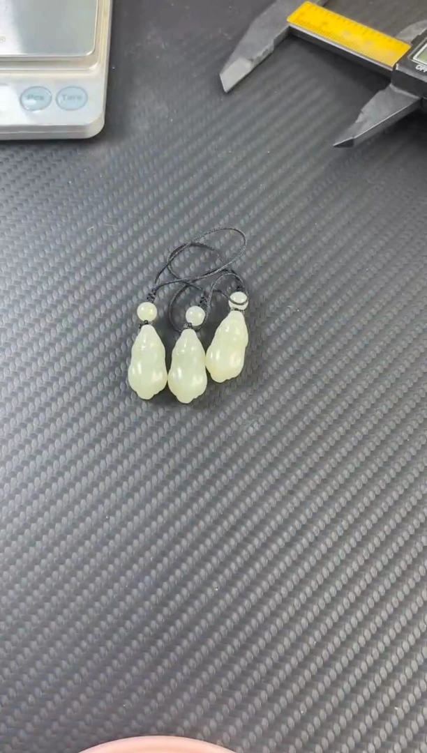 和田玉未镶嵌吊坠(赠链)且末微色差近矿多样性发货拍一发一