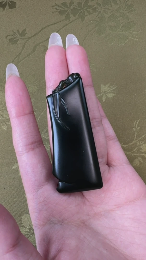 颈饰未镶嵌和田玉（青玉）黑青毕业平安牌