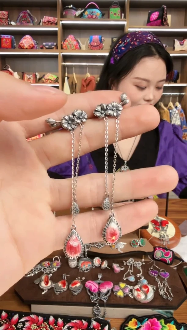 【闪购商品】织绣165蒙阿苏苗绣传承