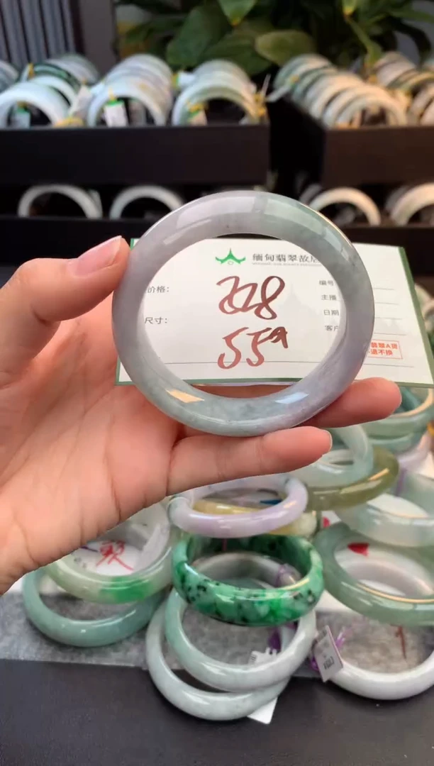 未镶嵌定制翡翠毛货需精细抛光+多人