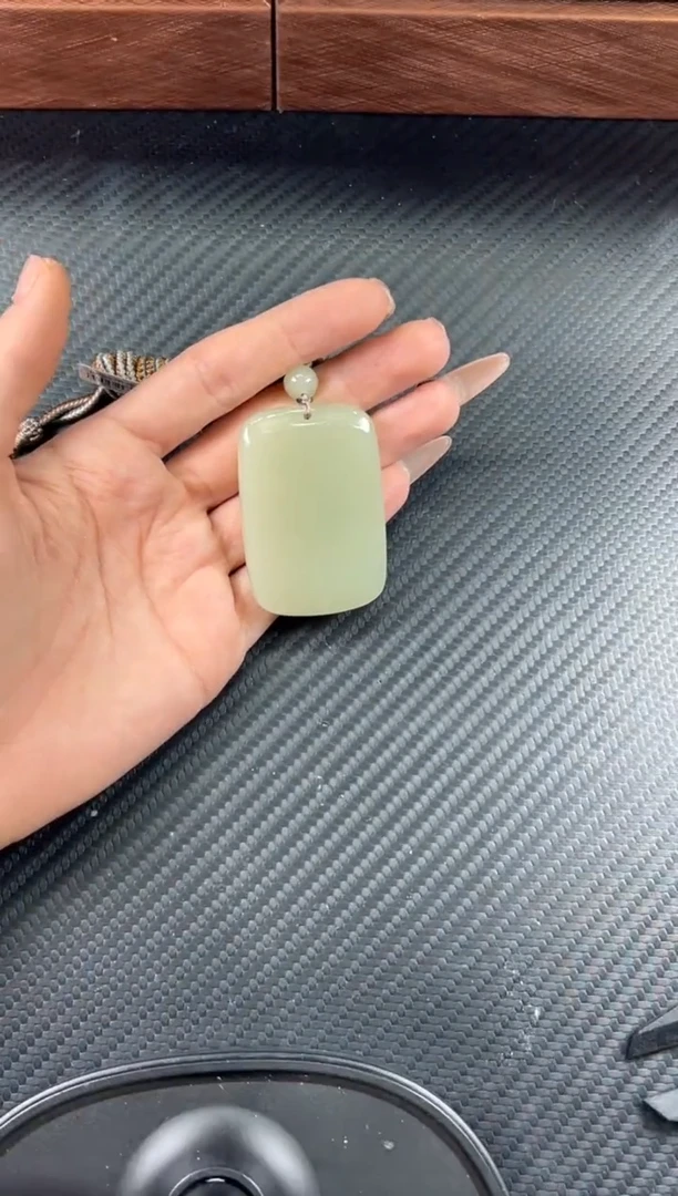 吊坠(赠链)未镶嵌和田玉且末迪克兰一细微色差吊坠