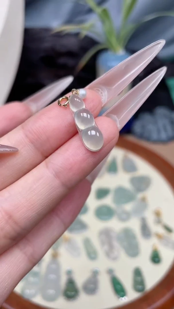 翡翠18K金镶嵌颈饰豆子