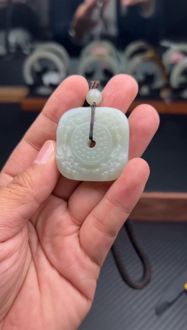 吊坠(赠链)未镶嵌和田玉且末微色差近矿